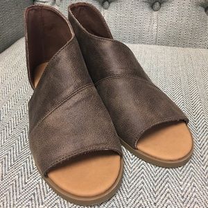 Bamboo Taupe Open Toe/Cutout Side Slip on Sandal